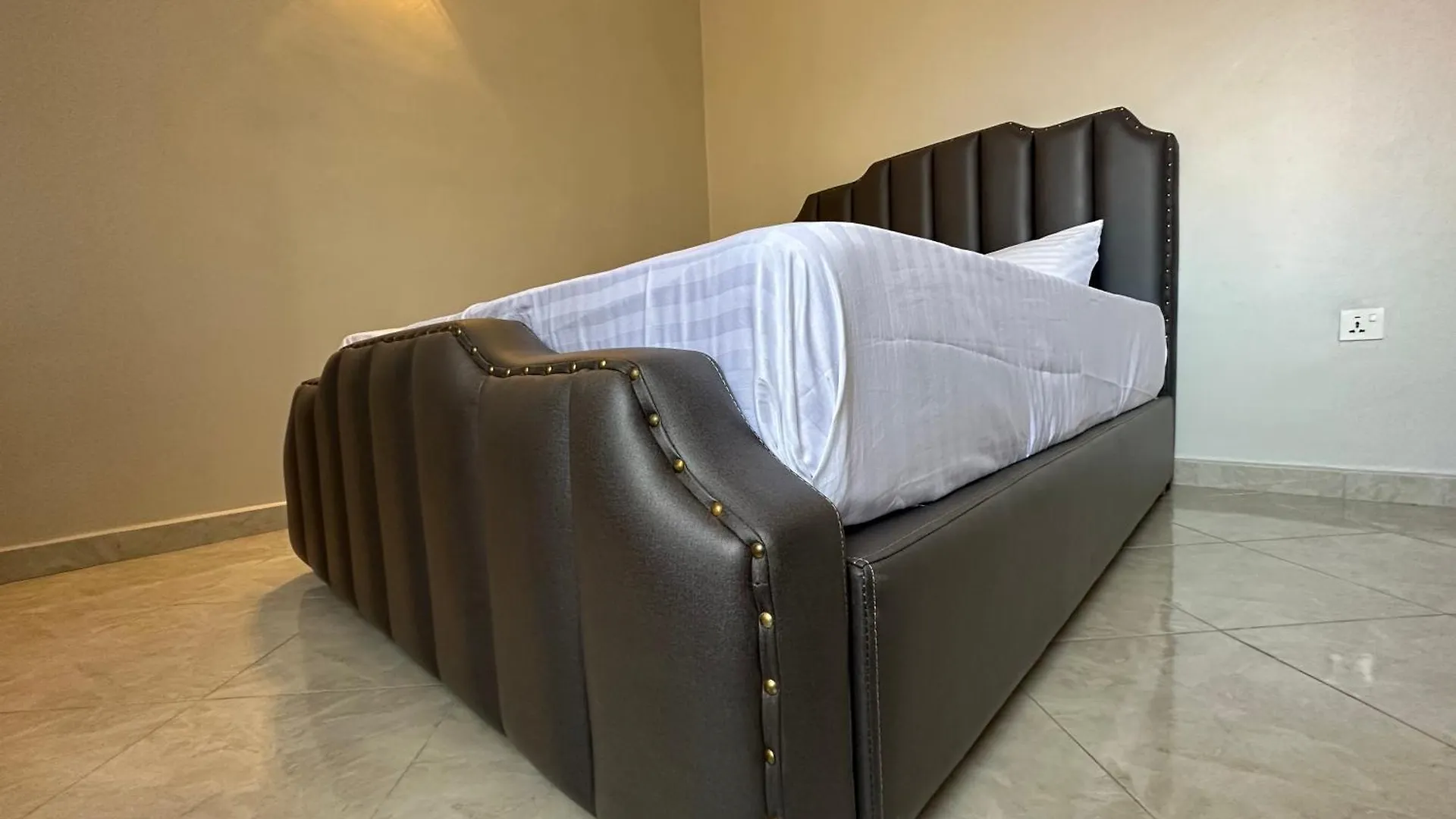 Modern Apartments In Kampala-Wi-Fi 24/7 0*, Kampala